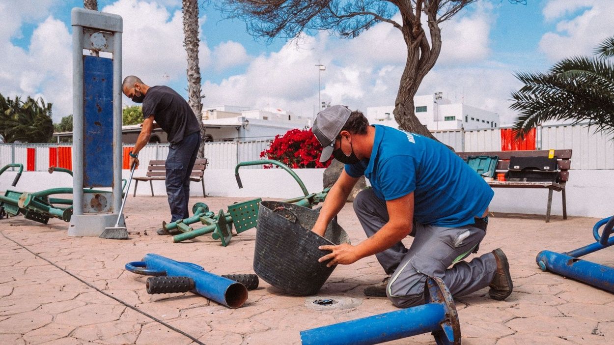 Trabajos de reparación del parque biosaludable de Altavista