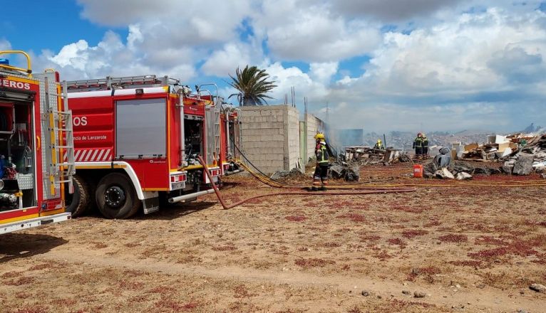 Bomberos apagan el fuego en unos almacenes