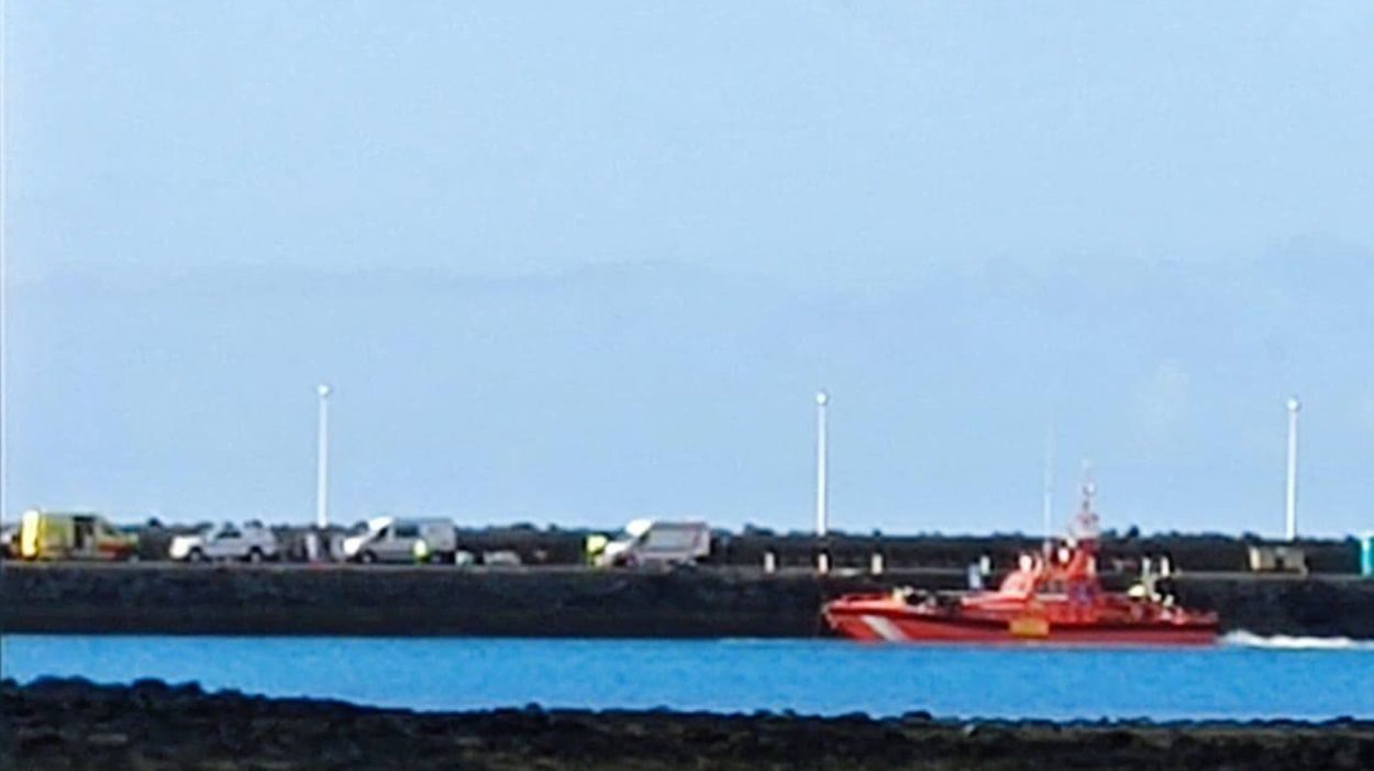 Dispositivo de asistencia a los inmigrantes en el muelle comercial de Arrecife