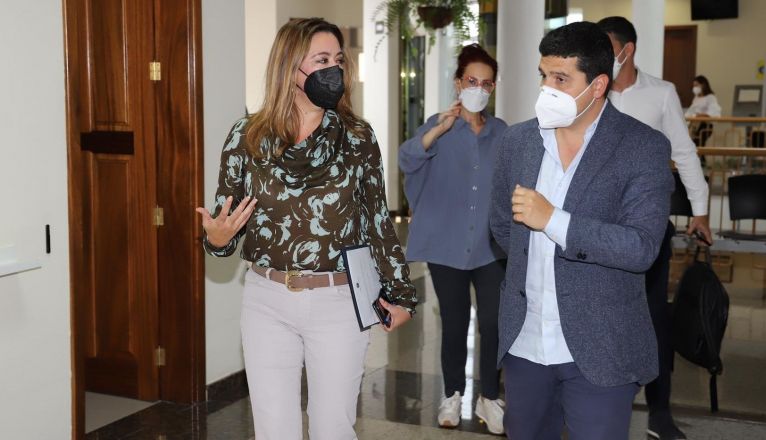 La presidenta del Cabildo, junto al consejero delegado de Visocan