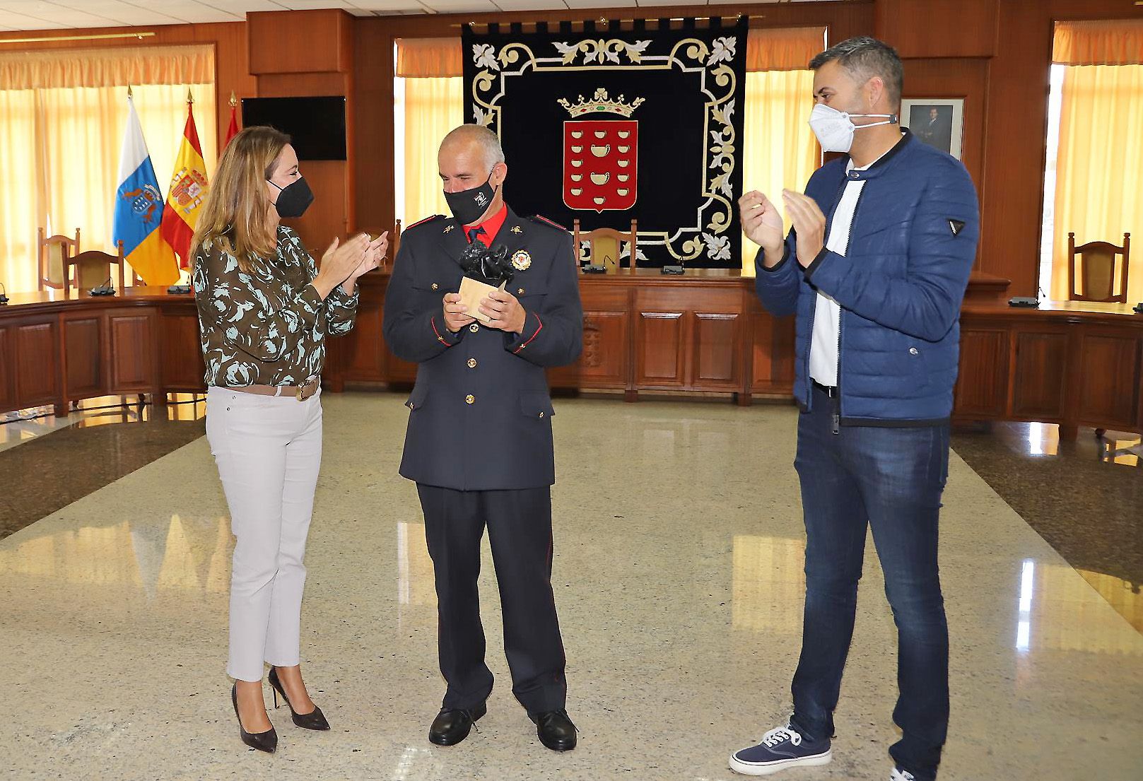 Reconocimiento al bombero Bienvenido Cáceres
