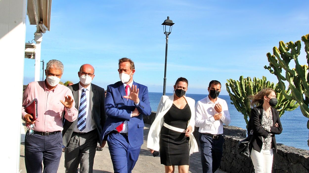 Imagen de la visita del secretario de Estado de Turismo a Puerto del Carmen