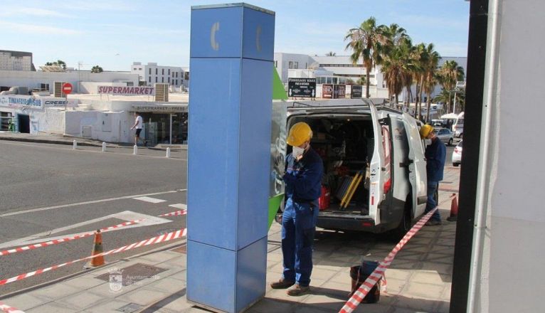Operarios retiran las cabinas de teléfono de Puerto del Carmen
