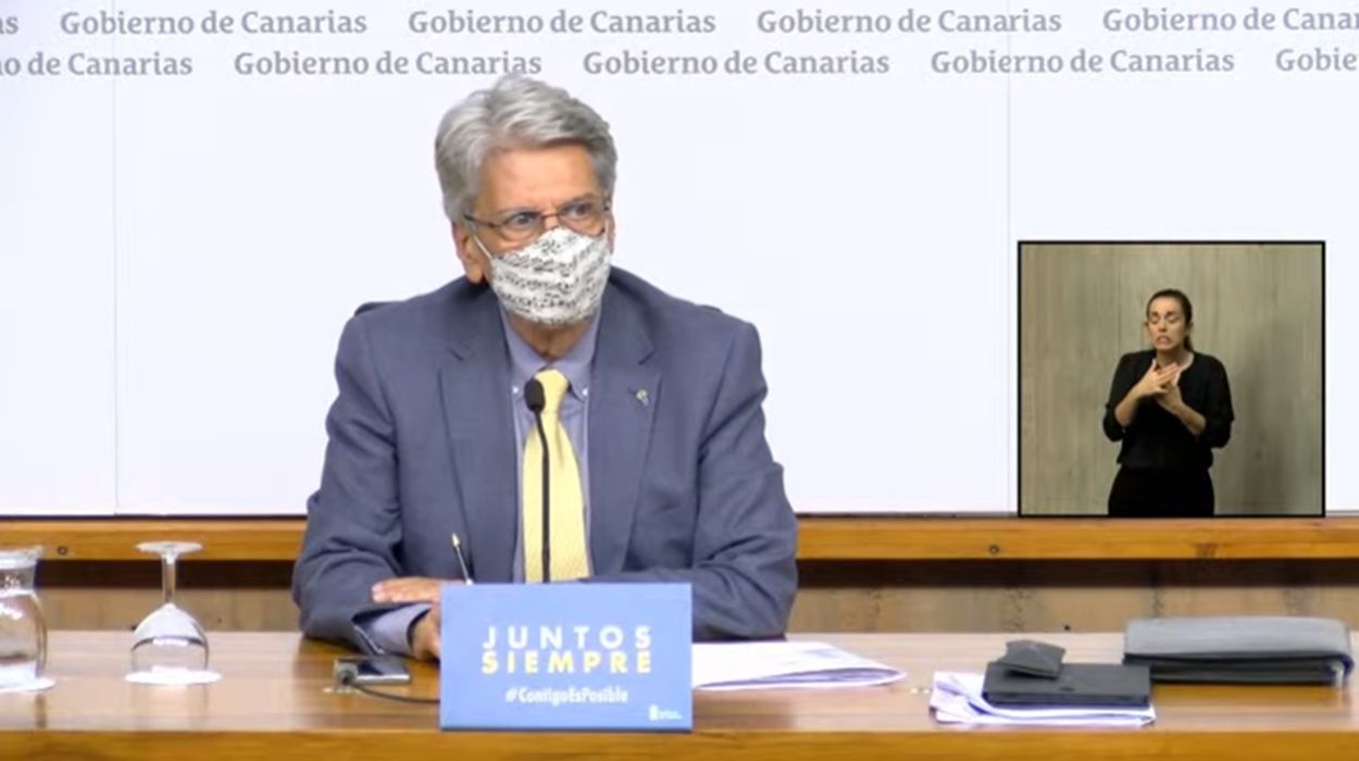 El portavoz del Gobierno de Canarias, Julio Pérez, durante la rueda de prensa