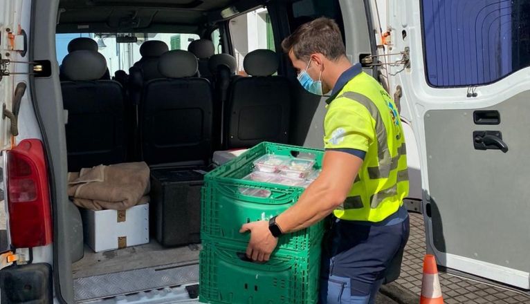 Un voluntario de Emerlan, repartiendo alimentos Un voluntario de Emerlan, repartiendo alimentos