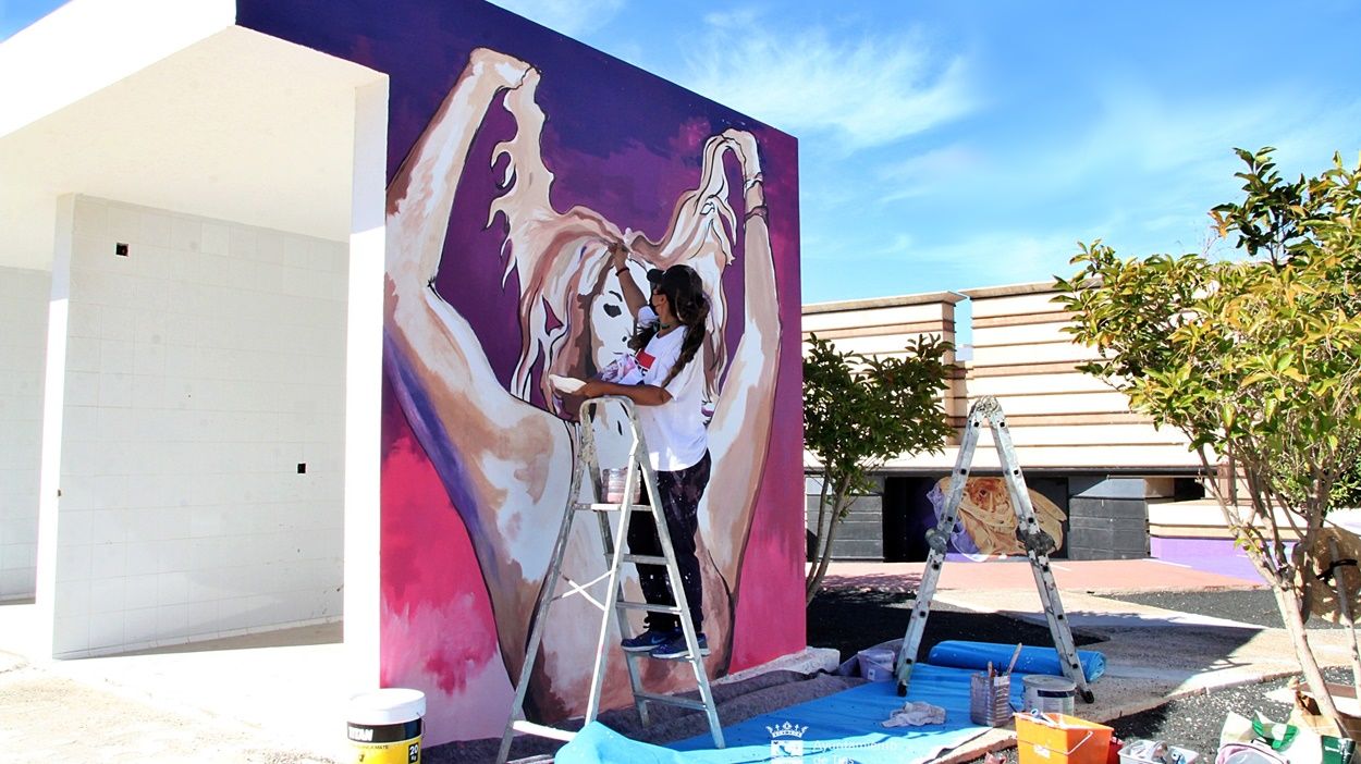 Mural que la artista Leticia Marcos está elaborando en Tías