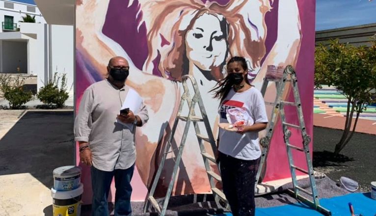 El concejal de Servicios Sociales de Tías, junto a la artista Leticia Marsoc El concejal de Servicios Sociales de Tías, junto a la artista Leticia Marsoc
