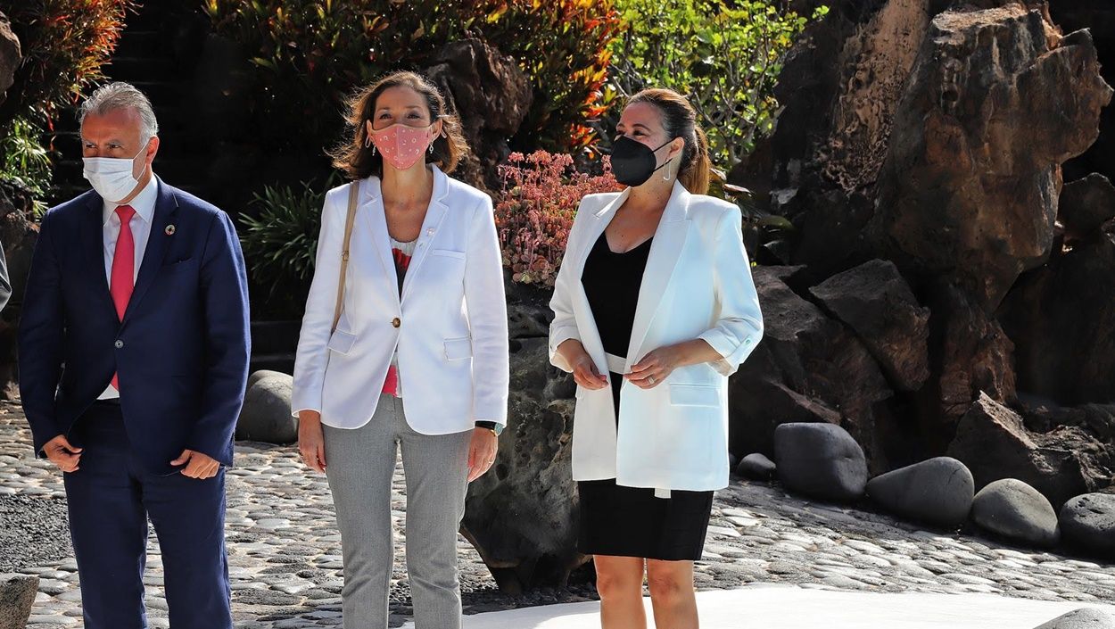 La presidenta del Cabildo, junto a la ministra Reyes Maroto y el presidente de Canarias