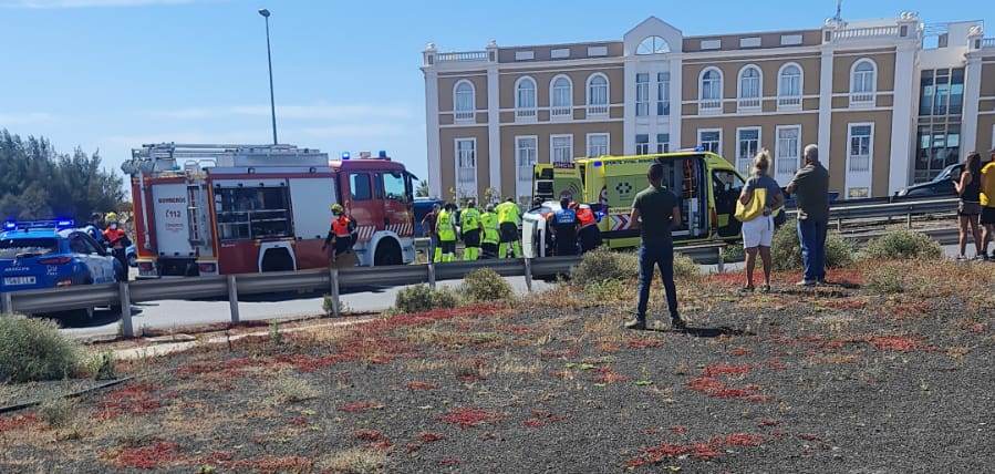 Herida una conductora tras volcar con su coche en Arrecife Herida una conductora tras volcar con su coche en Arrecife