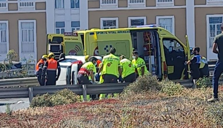 Vuelca un coche junto al Cabildo Vuelca un coche junto al Cabildo