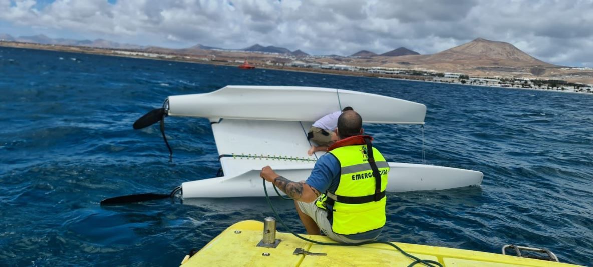 Rescate de un catamarán en Playa Honda