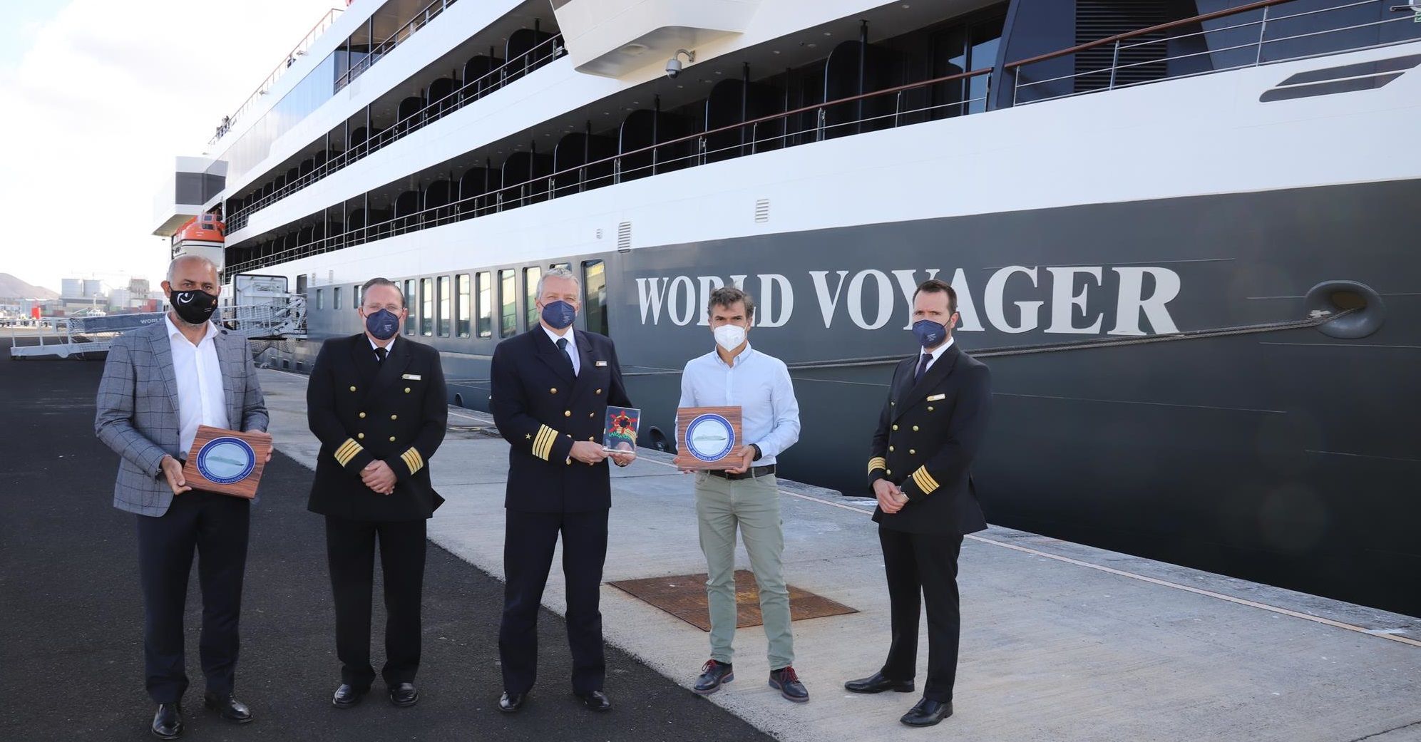 Recepción al crucero de lujo World Voyager en el puerto de Arrecife