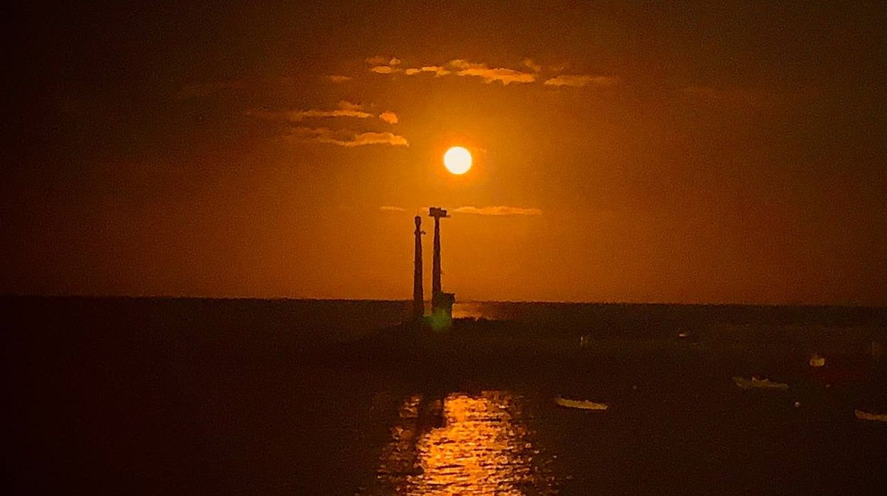 Imagen de la luna llena tomada en Costa Teguise