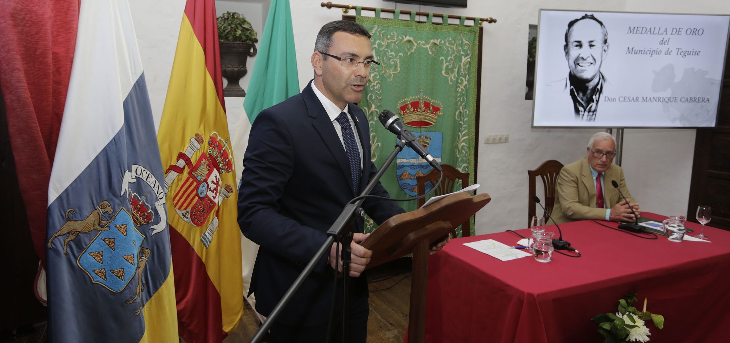 El alcalde de Teguise, Oswaldo Betancort, durante el acto de concesión de la Medalla de Oro a César Manrique