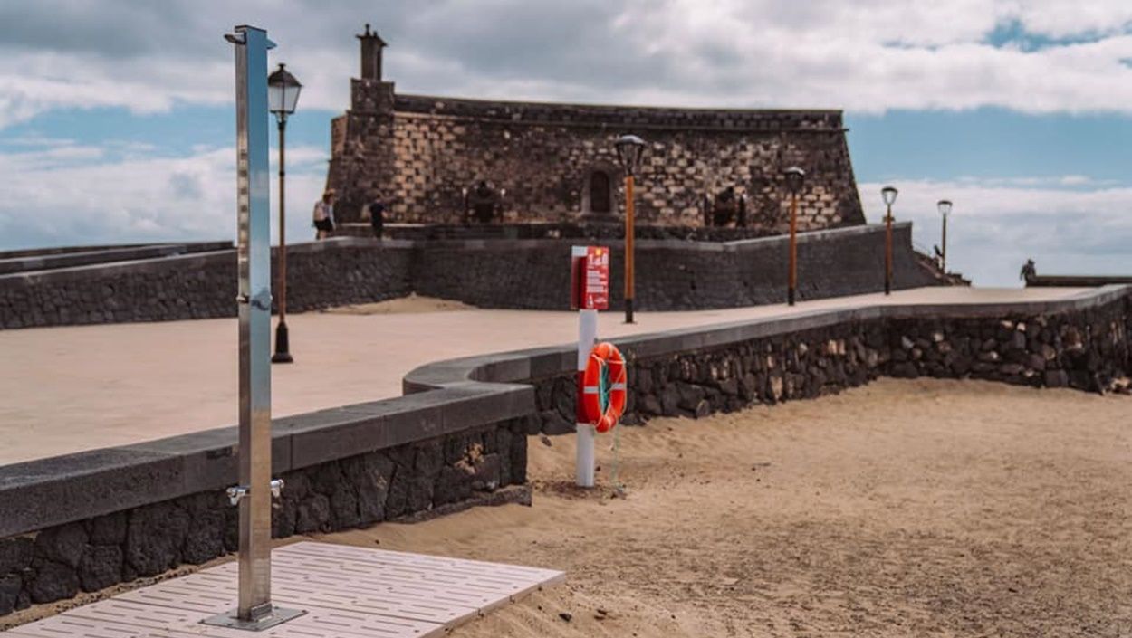 Ducha en la playa del Castillo de San Gabriel