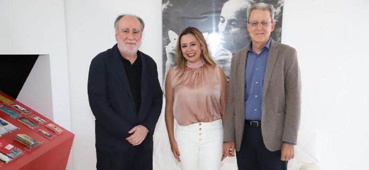 La presidenta del Cabildo, junto al presidente y al director de actividades fundacionales de la Fundación César Manrique