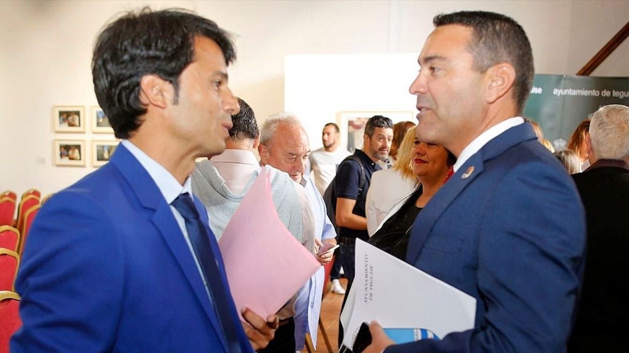 El portavoz del PSOE en Teguise, Marcos Bergaz, y el alcalde del municipio, Oswaldo Betancort