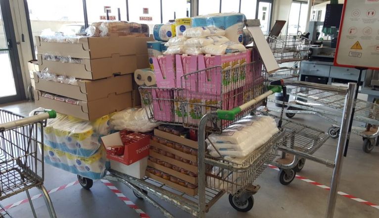 Alimentos comprados por Mararía para repartir a las familias