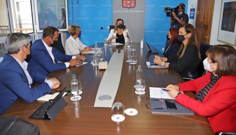 Reunión en el Cabildo con la consejera de Economía y Empleo del Gobierno de Canarias Reunión en el Cabildo con la consejera de Economía y Empleo del Gobierno de Canarias