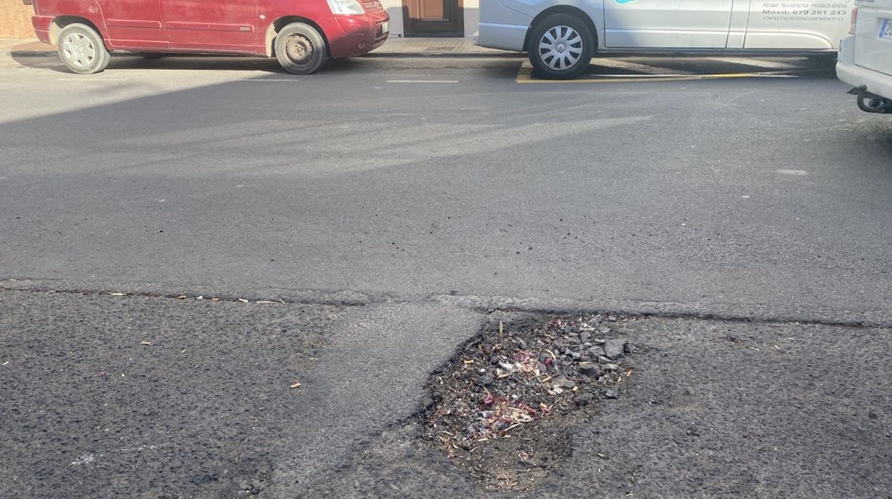 Socavón en la calle Luis Guadarfía de Titerroy