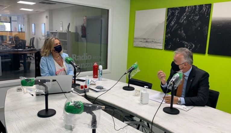 The President of the Canary Islands, Ángel Víctor Torres, in the Radio Lanzarote Onda Cero studio