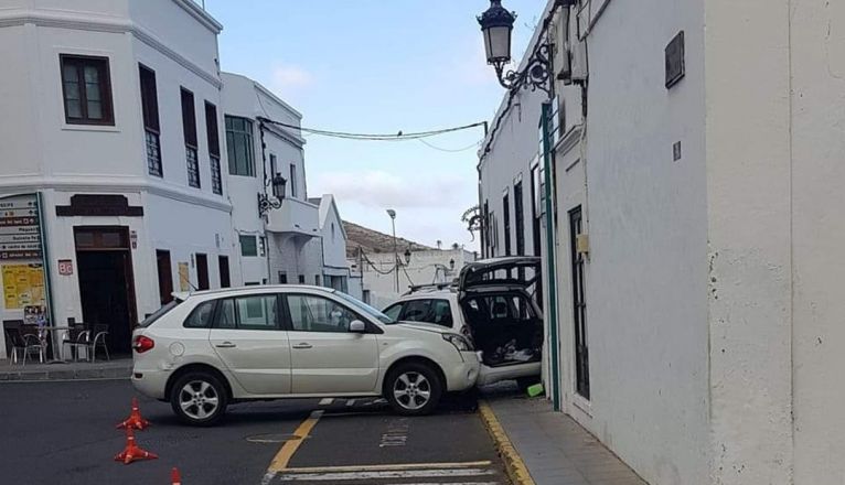 Choque de un vehículo contra un taxi en Haría