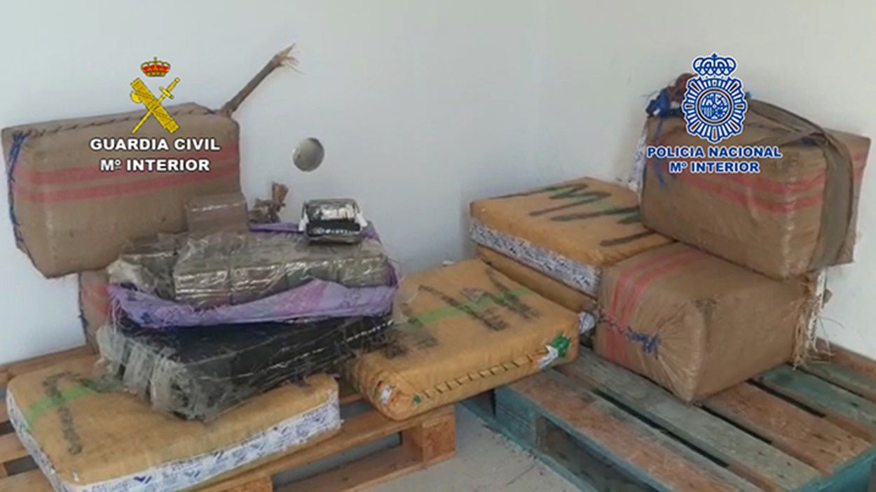 Fardos de hachís encontrados en el interior de la patera