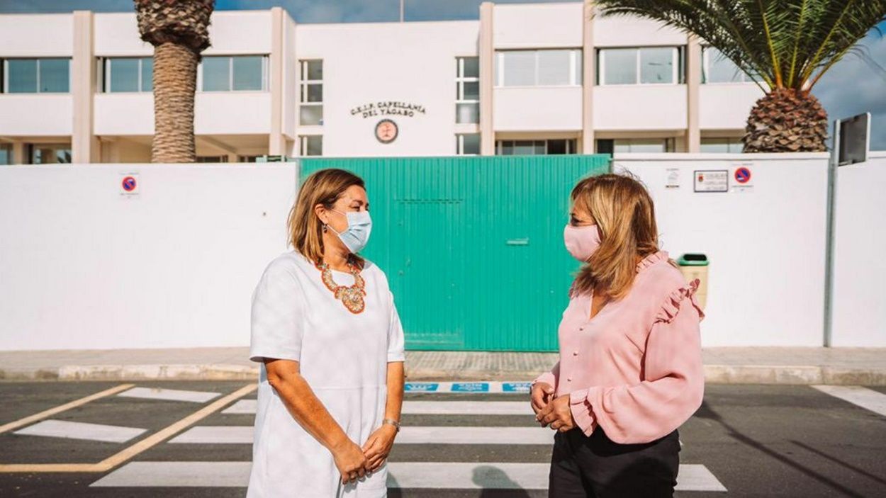 La alcaldesa y la concejal de Educación de Arrecife, junto al colegio Capellanía de Yágabo