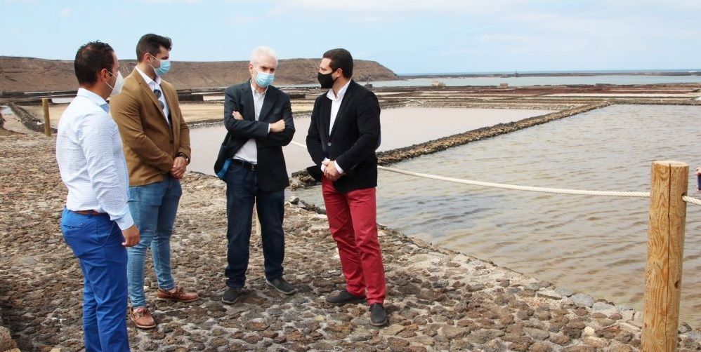 El alcalde y concejales del gobierno de Yaiza, en las salinas junto a representantes de la propiedad