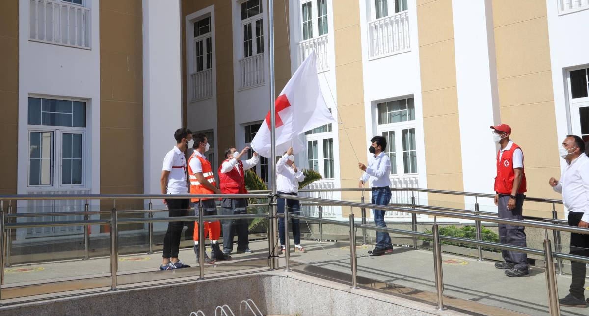 Izado bandera Cruz Roja