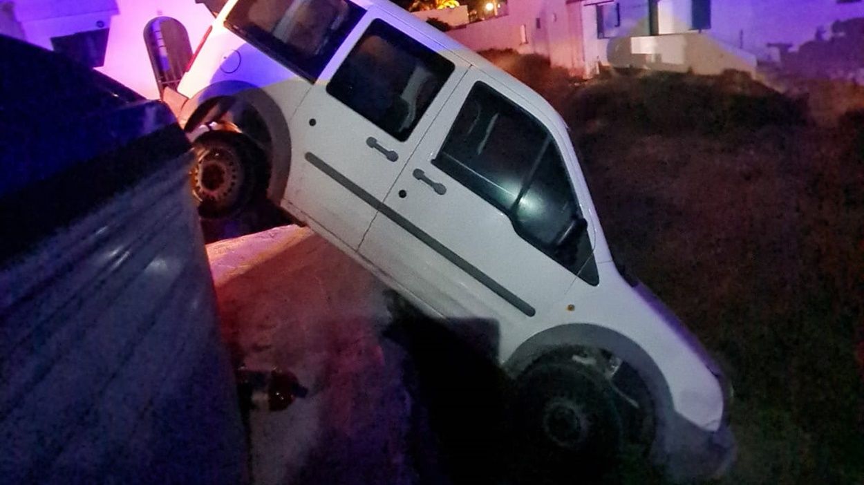 Vehículo a punto de caer por un barranco en Arrieta