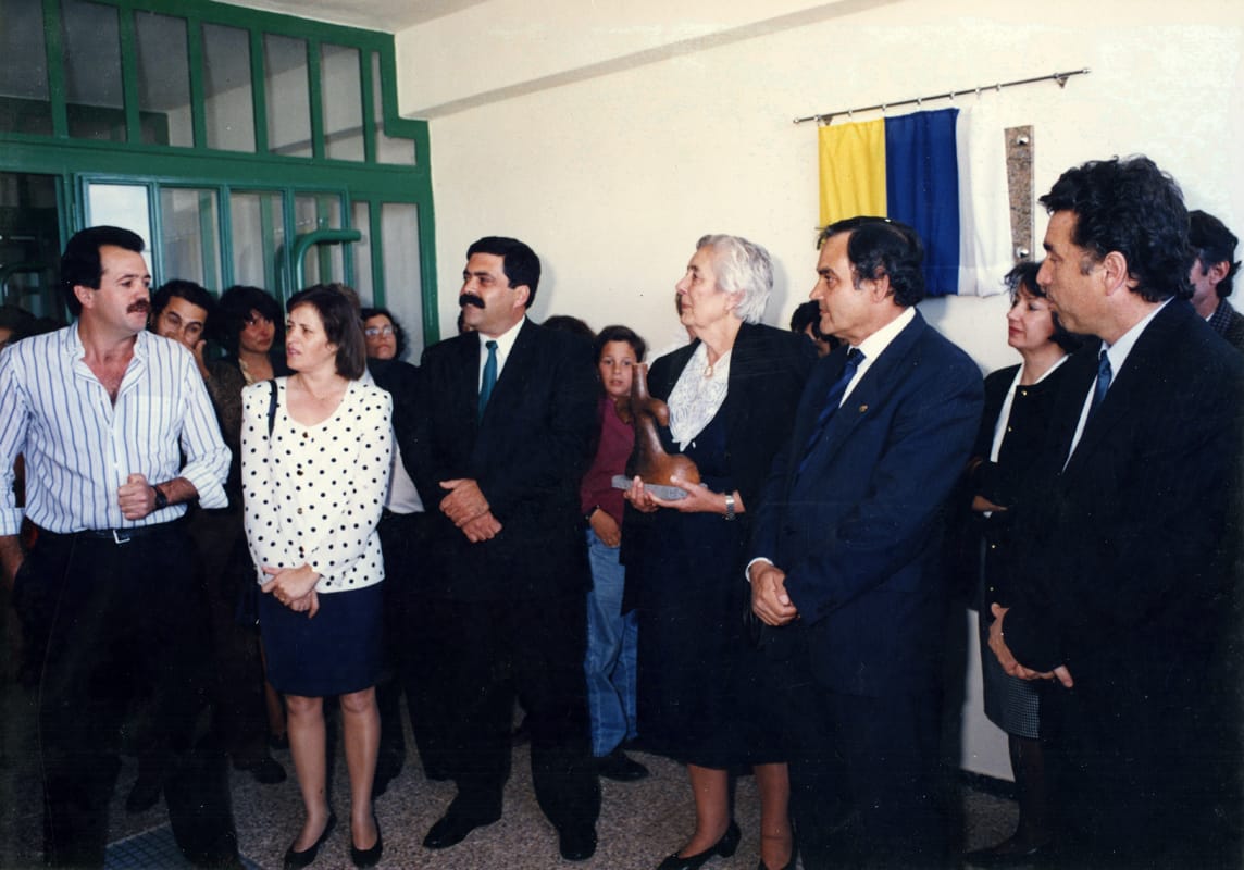 Inauguración de la placa que dio el nombre de Mercedes Medina al colegio de Altavista