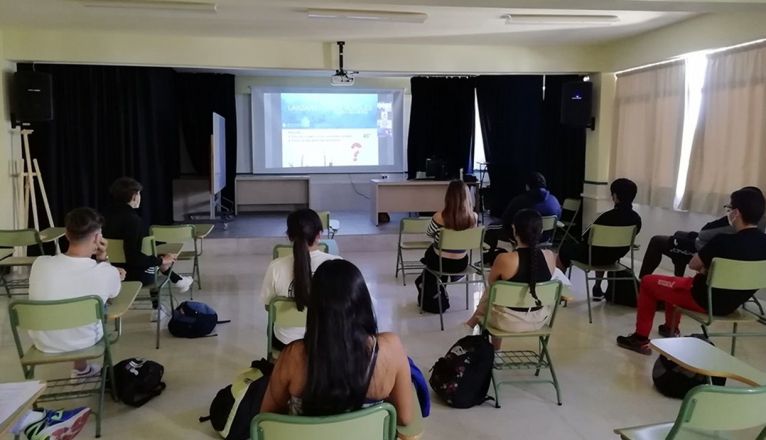 Estudiantes del IES Las Maretas, durante la charla sobre los bosques de coral negro Estudiantes del IES Las Maretas, durante la charla sobre los bosques de coral negro