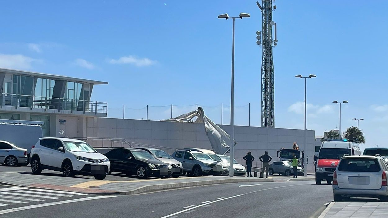 Carpa caída en el campo de fútbol de Tías