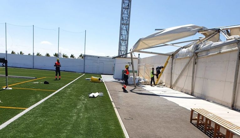 Carpa caída en el campo de fútbol de Tías