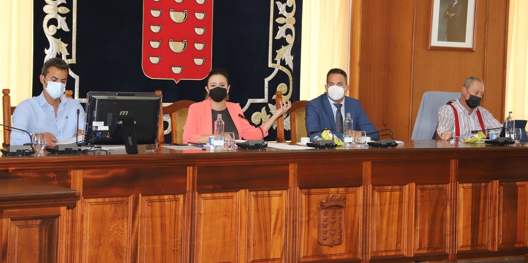 La presidenta y los vicepresidentes del Cabildo, durante el Pleno