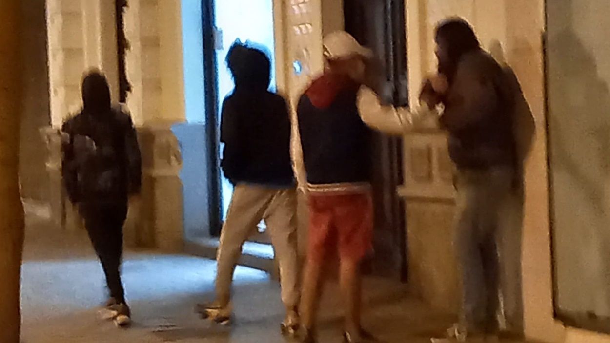 Momento en que los tres jóvenes estaban robando al hombre en la calle Real