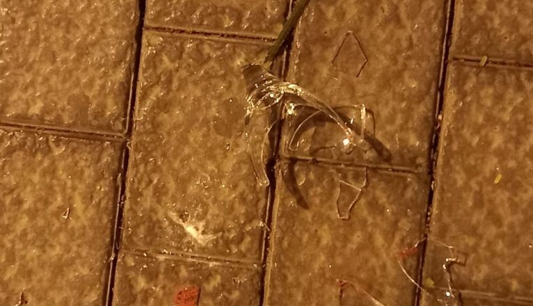 Restos de la botella de cristal que uno de ellos lanzó hacia la fotógrafa de La Voz Restos de la botella de cristal que uno de ellos lanzó hacia la fotógrafa de La Voz