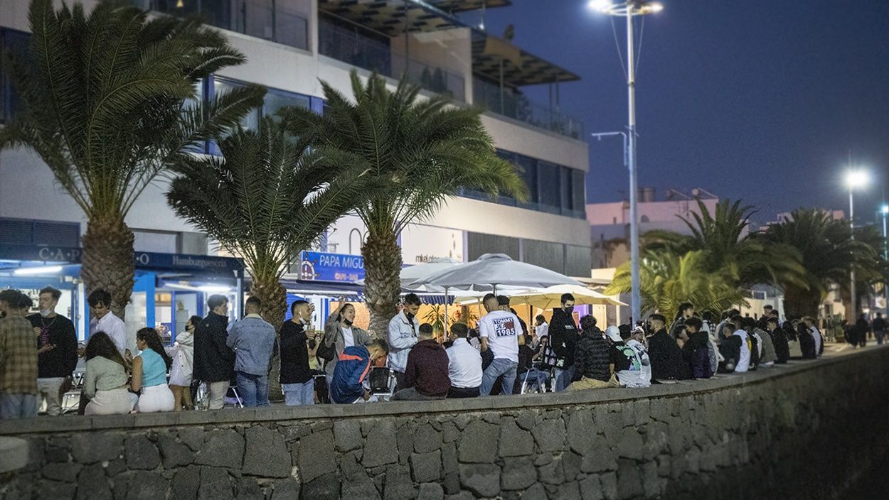 Crowd of young people in the Charco de San Ginés on Saturday night. Photos: Adriana Sandec