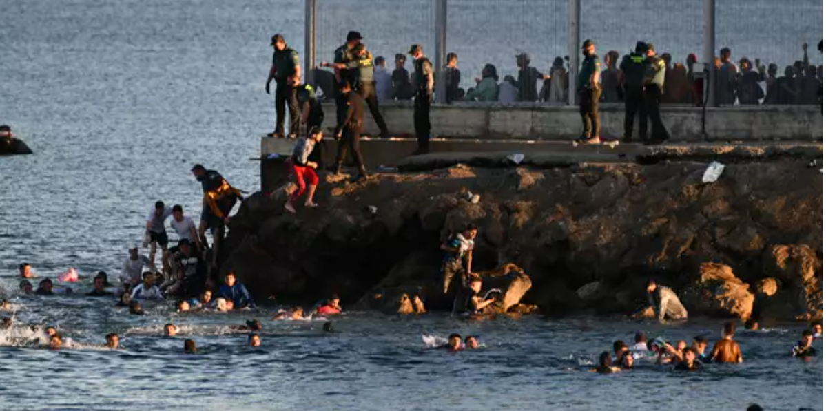 Imagen de las escenas vividas en Ceuta, con cientos de personas cruzando desde Marruecos
