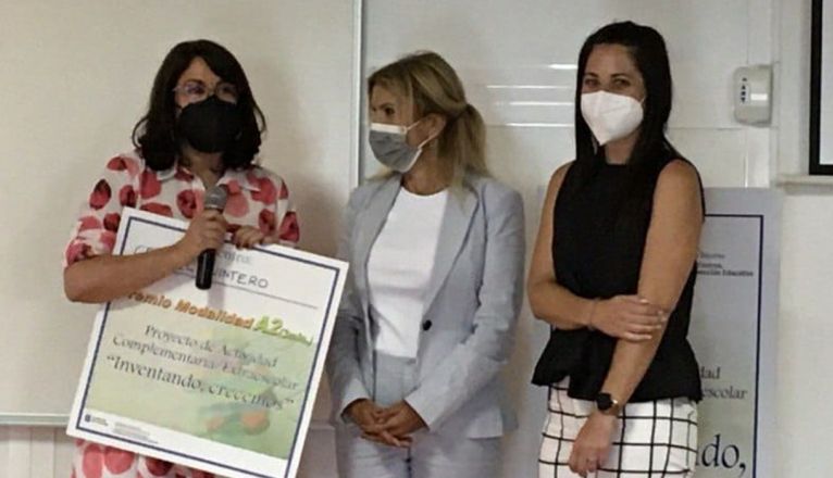 Momento de la entrega del premio al CEIP El Quintero Momento de la entrega del premio al CEIP El Quintero