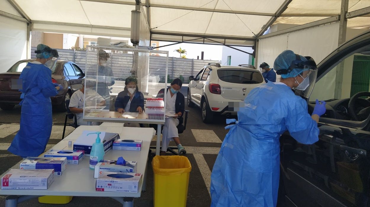 Realización de PCR en el Auto Covid de Arrecife