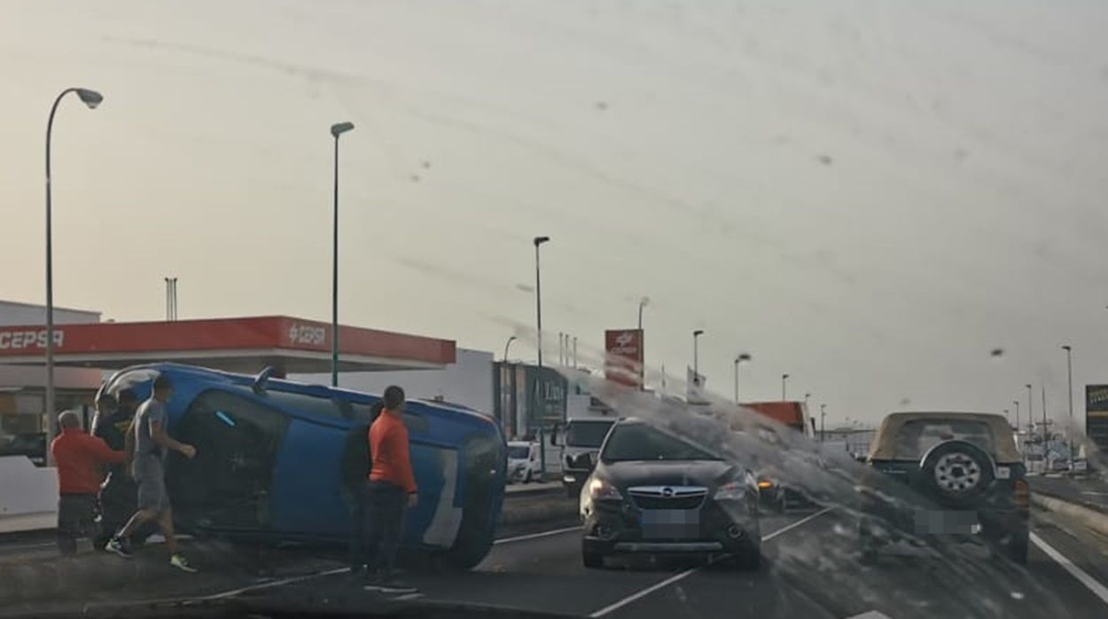 Vuelco de un vehículo en la carretera de Arrecife a San Bartolomé