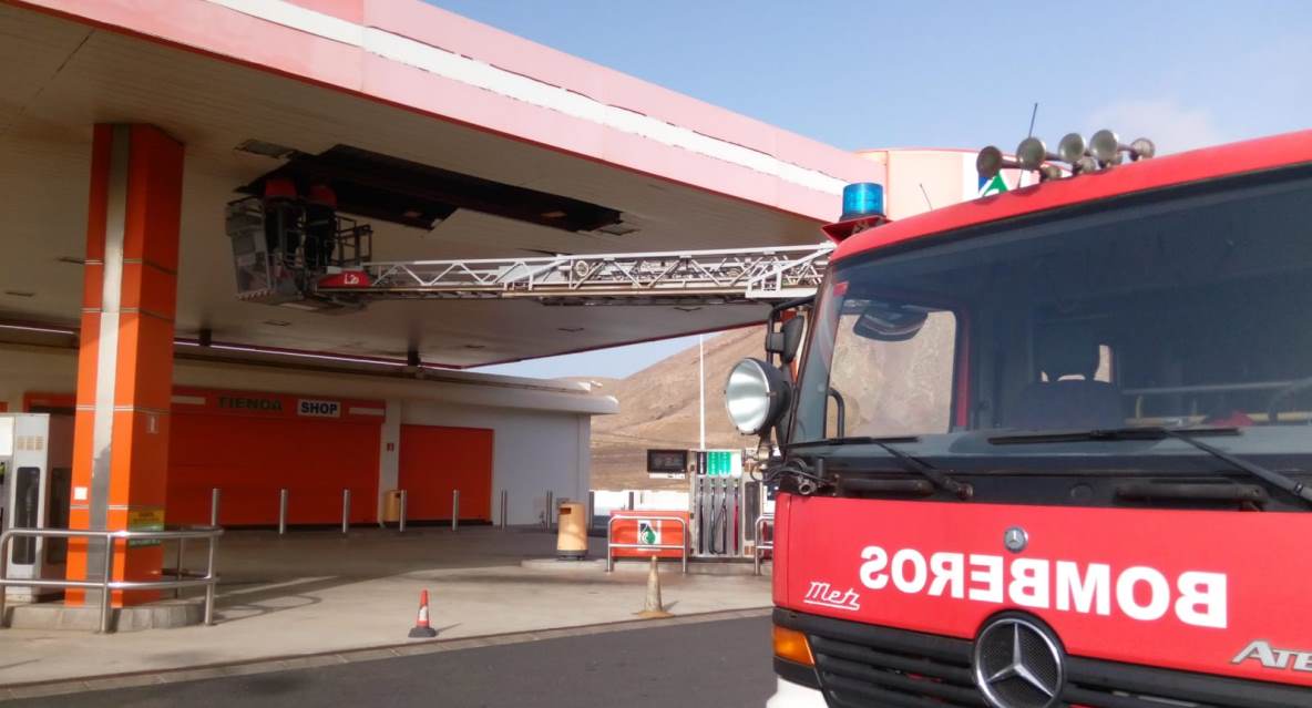 Actuación de los bomberos por el viento