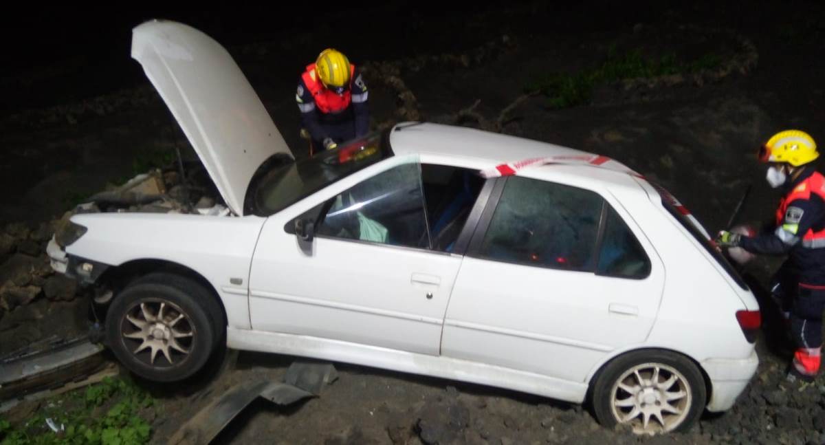 Un coche se sale de la carretera en La Geria