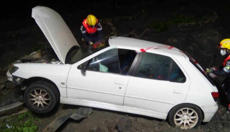 Un coche se sale de la carretera en La Geria Un coche se sale de la carretera en La Geria