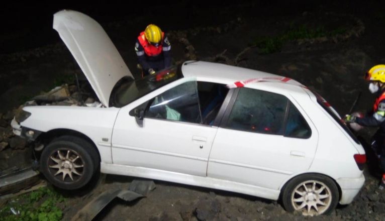 Un coche se sale de la carretera en La Geria