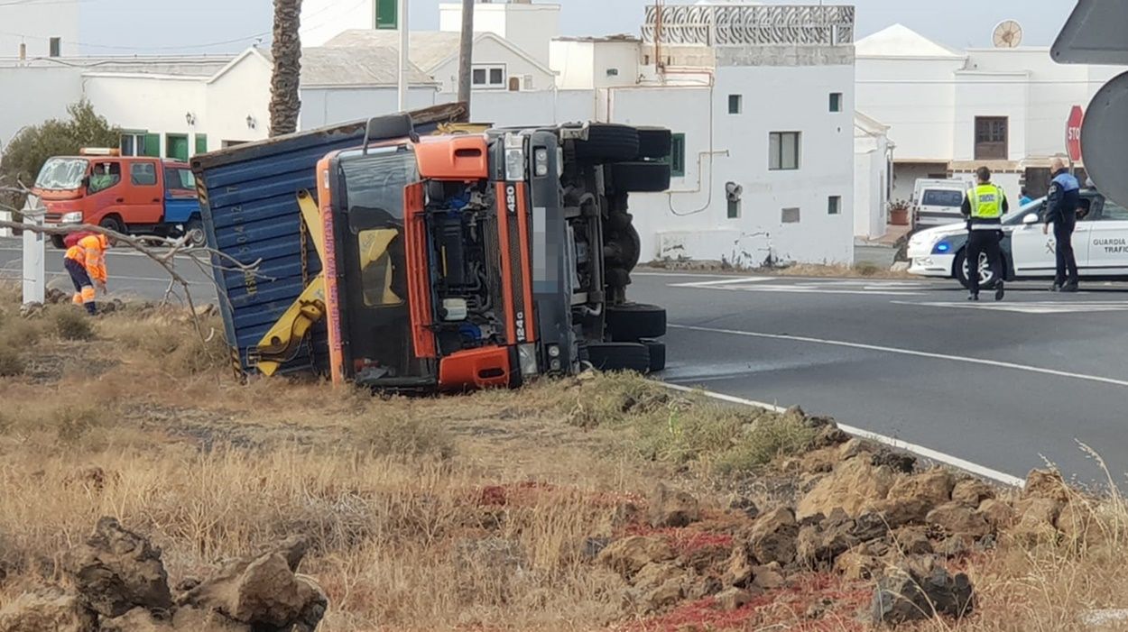 Camión volcado en Tías