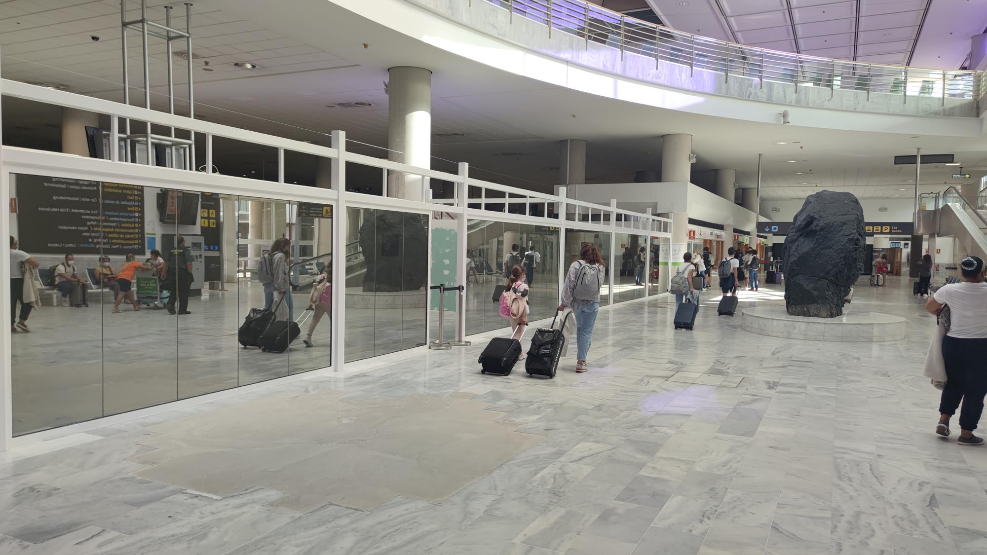 Pasajeros llegando al aeropuerto de Lanzarote