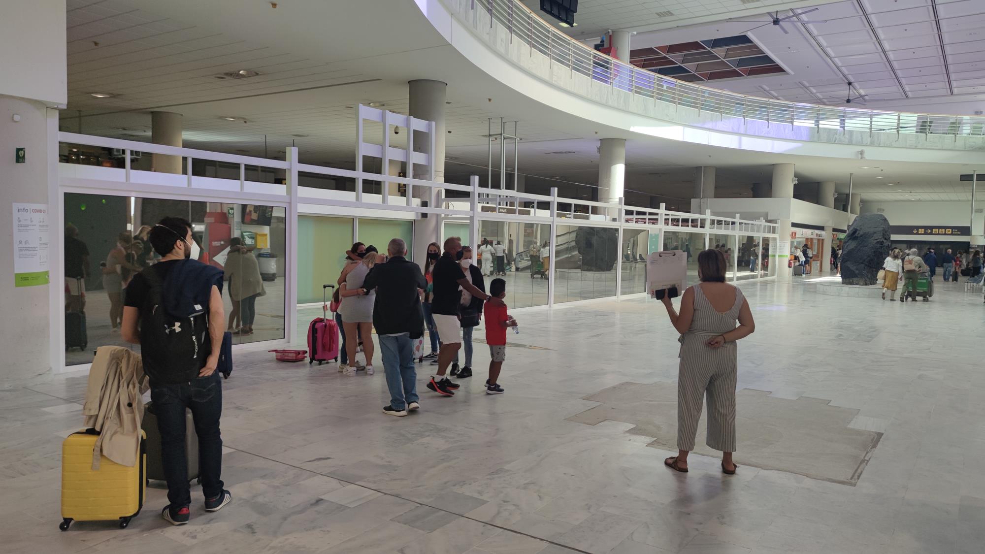 Pasajeros llegando al aeropuerto de Lanzarote